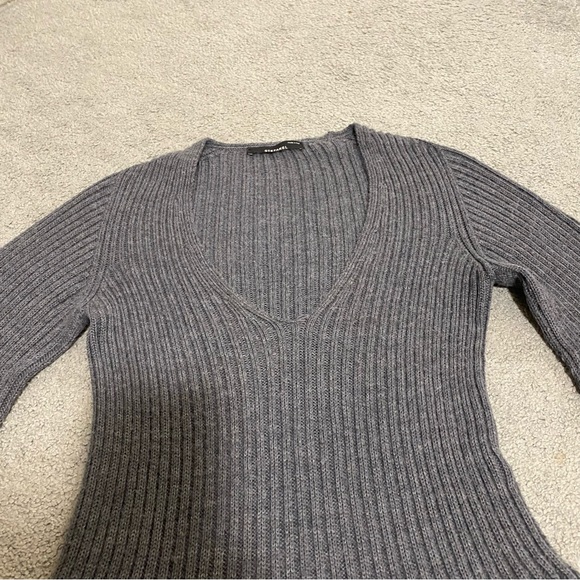 STEFANEL Wool V-Neck Ribbed Dress with Flared Sleeves & Hem - Picture 11 of 12